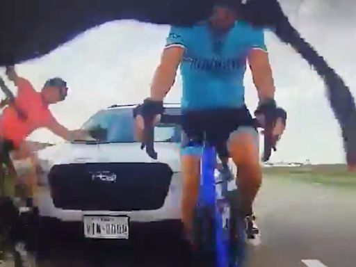 Video | Estados Unidos: manejaba una camioneta borracho y atropelló a dos ciclistas cerca de un aeropuerto