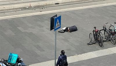 Roma, degrado senza fine: la foto della vergogna a due passi da piazza Venezia