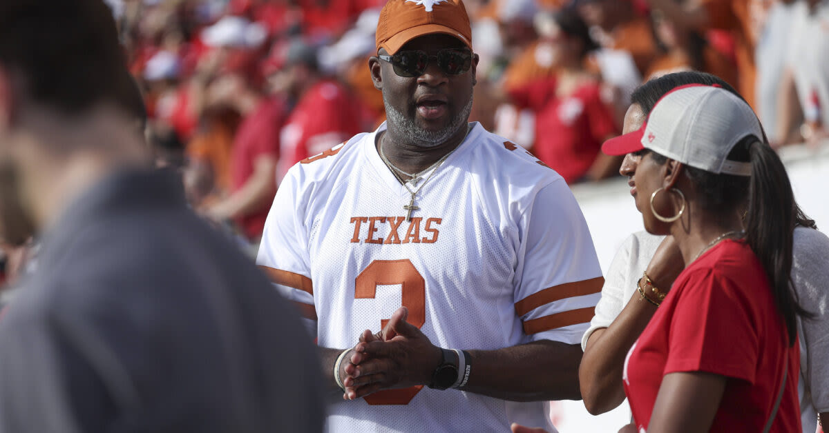 Reporter mistakenly identifies football coach as Vince Young during live TV interview