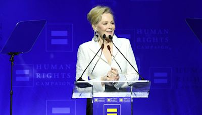 Jean Smart Says She’s “Thrilled” to be Considered a “Gay Icon” at Human Rights Campaign Dinner