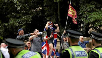 Royaume-Uni : nouvelle journée de violences entre police et manifestants d'extrême-droite