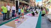 Miguel Ángel Ruiz visita los trabajos de elaboración de la alfombra floral de calle Aduana