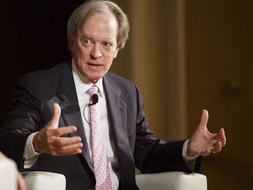 Bill Gross says don’t buy the dip as stocks crash while Warren Buffett’s moves hint at ‘sell signal’