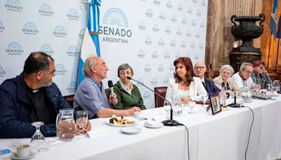 Cristina Kirchner encabeza otro acto en el Instituto Patria, esta vez con curas villeros