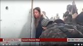 影╱遭哈瑪斯綁架畫面曝！7以色列女兵臉貼牆排排站、雙手被反綁
