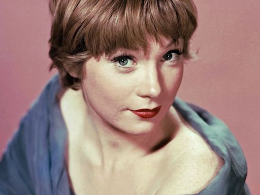 Shirley MacLaine, la actriz a la que le cambió la vida Alfred Hitchcock y el avistamiento de un ovni cumple 90 años