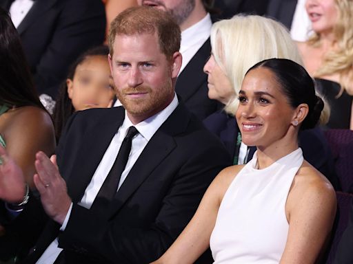 Au bras de Meghan Markle, le prince Harry honoré malgré la controverse