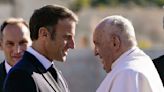 Frente a Macron, el Papa defendió a los migrantes y denunció las muertes en el Mediterráneo