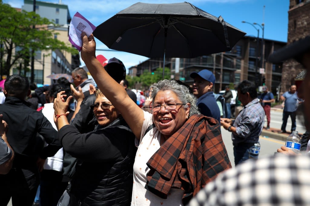 Photos: Mexican nationals vote in Chicago