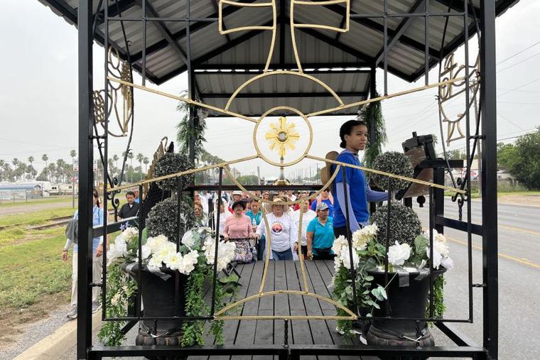 Hundreds Brave Extreme Heat to Accompany the Eucharistic Lord in South Texas