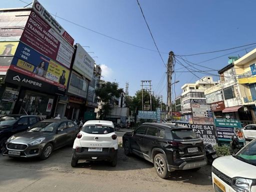 Chaotic parking increases risks for Gurugram aspirants