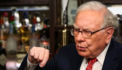 4 key lessons following Warren Buffett’s move to sell half of Berkshire Hathaway’s Apple stock