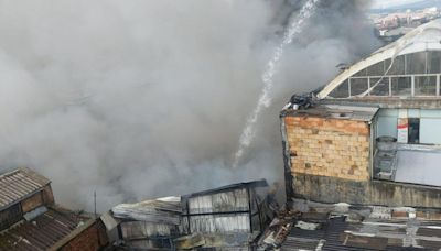 “Hay cilindros y pueden explotar”: sigue emergencia por incendio en San Victorino, Bogotá