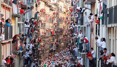 Segundo encierro de San Fermín 2024, en directo | Los toros de la ganadería Cebada Gago corren por las calles de Pamplona