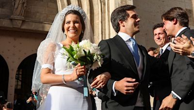 Un romántico vestido de detalles ondulantes y una tiara floral familiar: repasamos el look nupcial de Natalia Santos