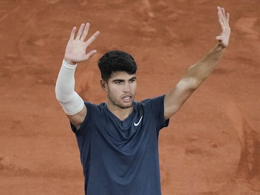 Carlos Alcaraz ganó en su debut de Roland garros perdiendo sólo cuatro games y disipó las dudas