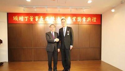 蔡清祥頒丁廣欽「一等法務專業獎章」 表彰對法務工作傑出貢獻