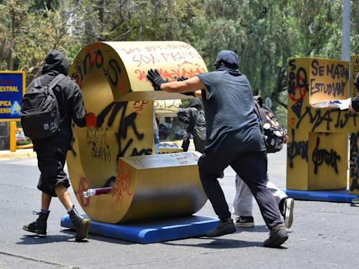 ‘Fuera porros de la UNAM’, exigen encapuchados tras bloqueo en Av. Insurgentes