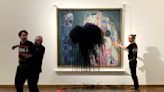 Activistas climáticos arrojan líquido a un cuadro de Klimt