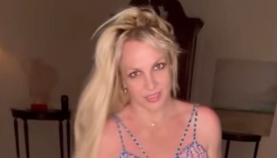 Britney Spears posa com "versão atualizada" de Versace icônico: "Gosto muito mais"