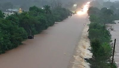 Temporal no RS: duas pessoas morrem após carro ser arrastado pela água