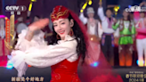 影/《央視》春晚平均收視率破30% 迪麗熱巴穿民族服裝跳新疆舞美翻