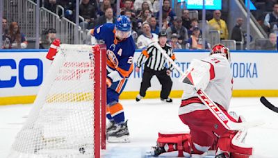 Hurricanes hold on to beat Islanders 3-2