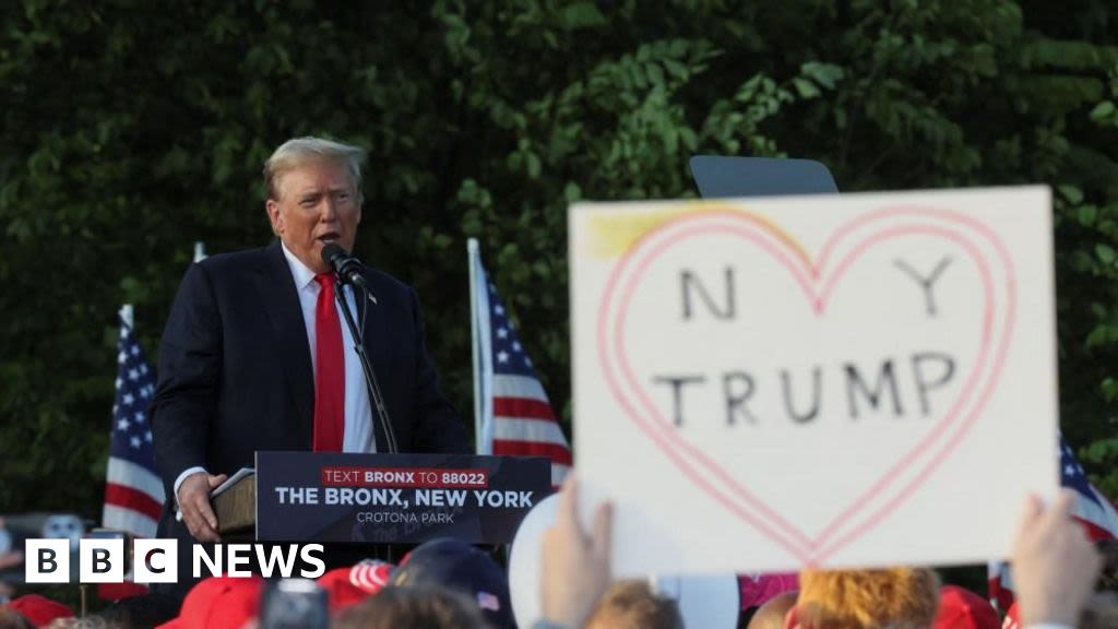 Trump seeks to win over New York black and Latino voters