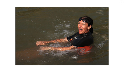 Anne Hidalgo plonge dans la Seine après Amélie Oudéa-Castera mais impose son style différent : équipement, nage...