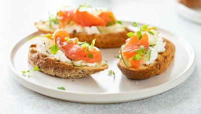 Here's The Difference Between Lox And Smoked Salmon