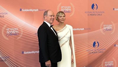 Charlene de Monaco à Monte Carlo : épaule dénudée et léger wavy, son look de déesse est époustouflant