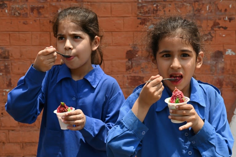 Heatwave cancels lessons for half Pakistan's schoolchildren