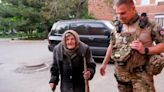 Una ucraniana de 98 años caminó 10 kilómetros bajo las bombas huyendo de los rusos: “Es peor que la Segunda Guerra Mundial”