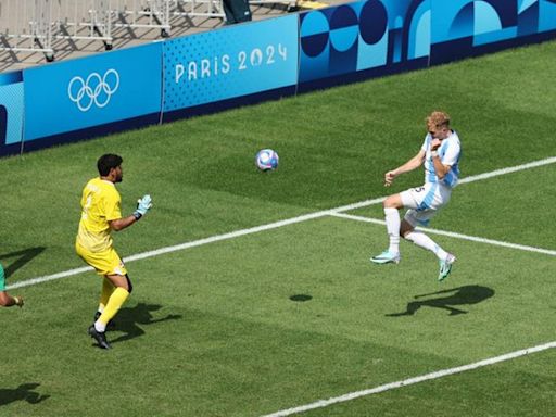 Argentina se redime del tropezón en el debut y tiene ahora el destino en sus manos en el fútbol olímpico