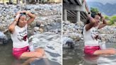 Joven regiomontana se viraliza al bañarse en el río Santa Catarina tras escasez de agua en Monterrey