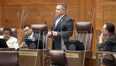 Jorge Dengo se despide de diputados en su último día en el Congreso