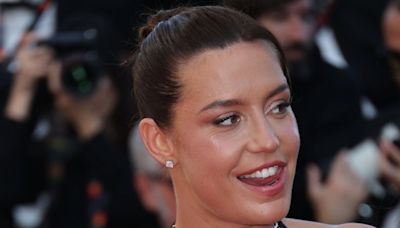 Cannes 2024 : Décolleté jusqu’au nombril et fente XXL, Adèle Exarchopoulos enflamme le tapis rouge