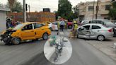 Motociclista que esperaba cambio de semáforo resulta lesionado en choque de auto y camioneta