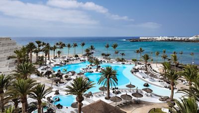 Viajar a Lanzarote con un plan: nadar en la única piscina de César Manrique abierta para el baño en la isla