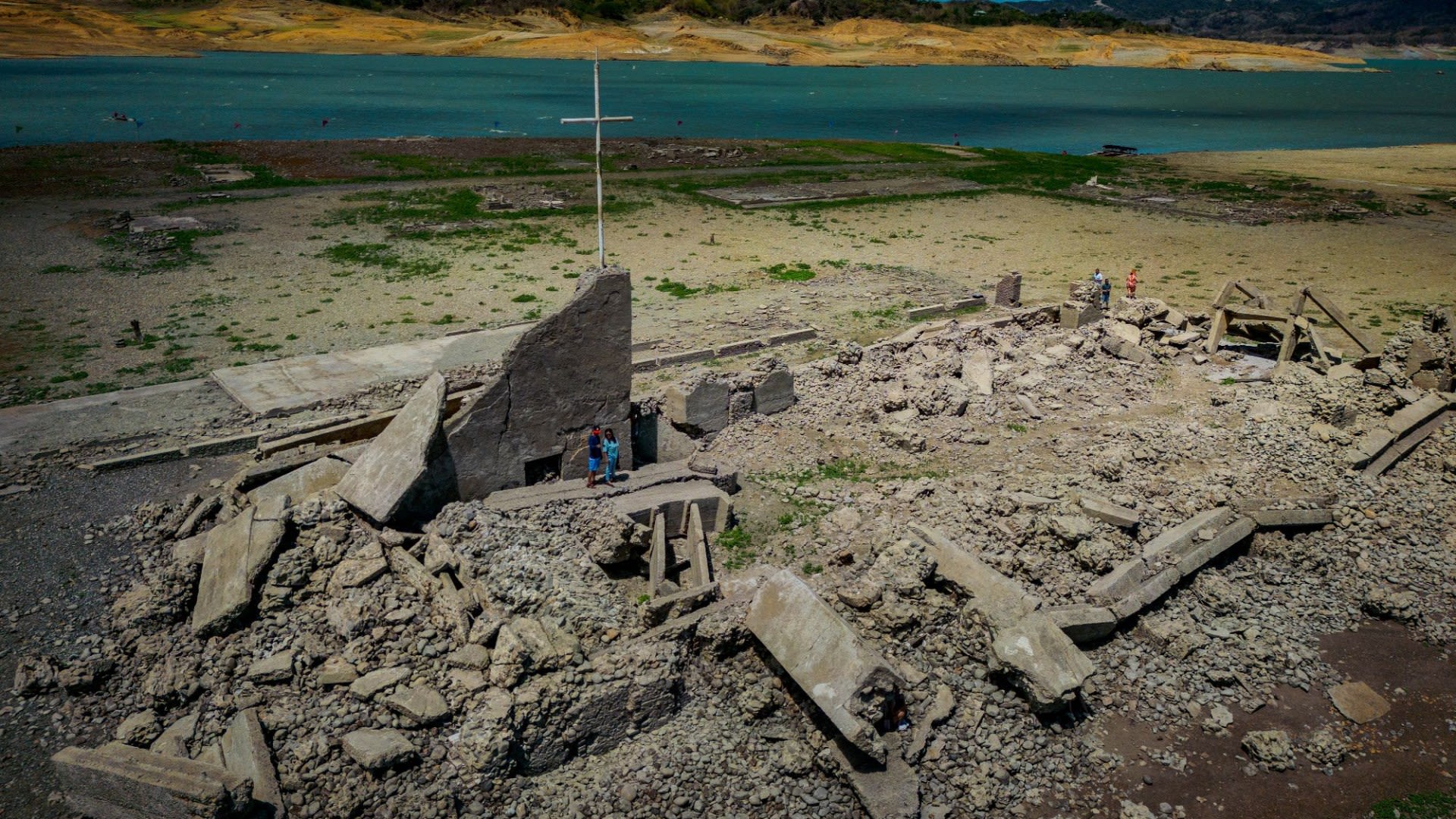 Mysterious sunken town re-emerges in dried up lake as ruins loom out from mud
