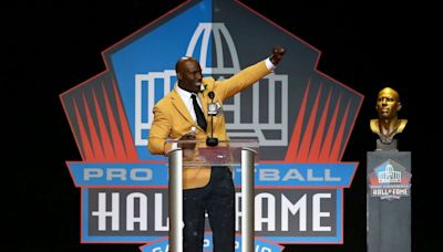 Terrell Davis says he was unjustly pulled off flight
