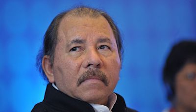 El presidente de Nicaragua, Daniel Ortega, dice que su hermano Humberto Ortega cometió "traición a la patria" en entrega de medalla