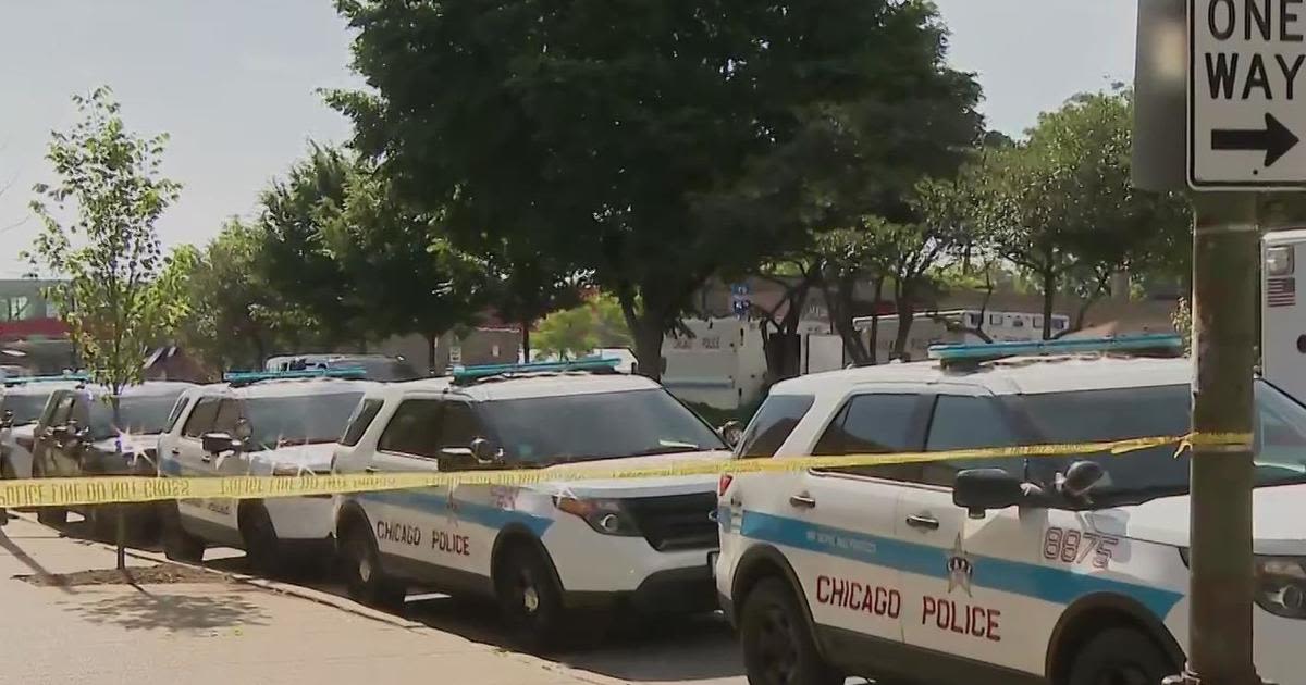 Suspect wanted in shooting of mother, 2 children shoots himself during standoff on Chicago's South Side