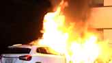 Cinco vehículos se queman en estacionamiento de un edificio de apartamentos de Miami