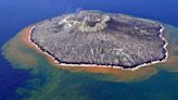 Científicos vigilan el crecimiento imparable de una isla volcánica japonesa que lleva más de 10 años expulsando lava y cenizas