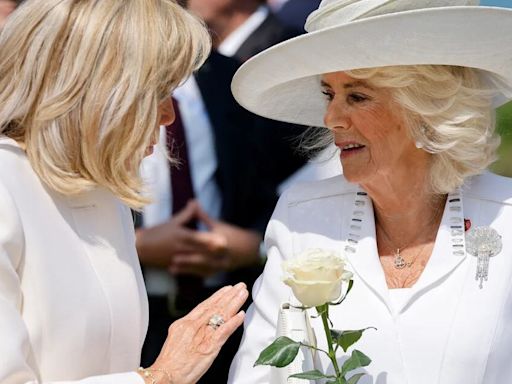 La reina Camila y Brigitte Macron protagonizan una incómoda escena por el gesto nada protocolario de la primera dama