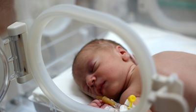 Rescatan a un bebé del vientre de una palestina embarazada que murió tras un bombardeo en Gaza