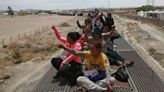 Miles de migrantes que llegan en tren a mexicana Ciudad Juárez deambulan por el Río Bravo