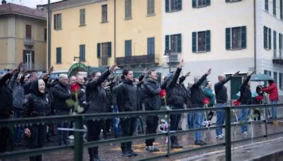 Docenas de personas hacen saludo fascista en aniversario de ejecución de Mussolini