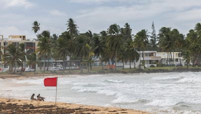 La tormenta tropical Ernesto se fortalece tras pasar por Puerto Rico y se espera que se convierta en huracán en las próximas horas